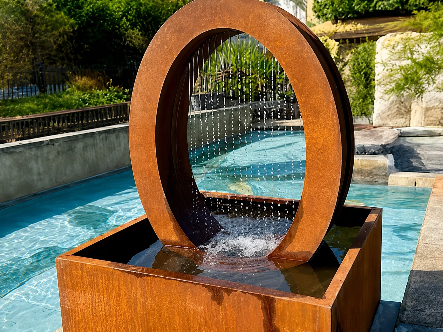 Fuente escultórica circular con cortina de agua