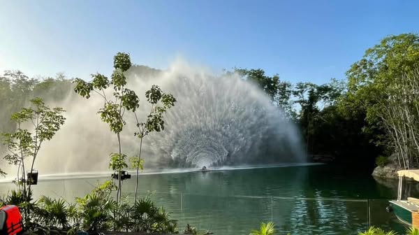 Pantalla de agua operando en un lago durante el día